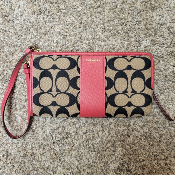 Coach bag with matching wristlet - Picture 3 of 7